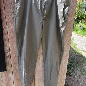 AMAZON ESSENTIALS MEN'S CLASSIC FIT CHINO PANT